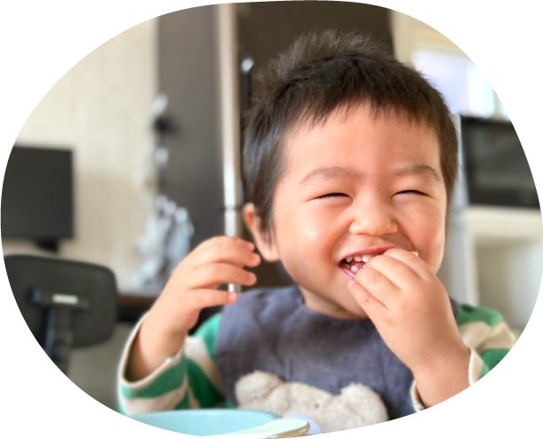 笑顔で食べるこども